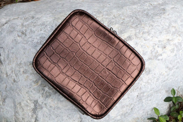 Estuche de Medicinas Mocha Brown Croc